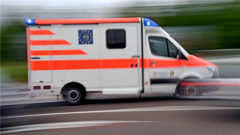 Sieben Menschen verletzten sich bei dem Unfall leicht. (Symbolbild)