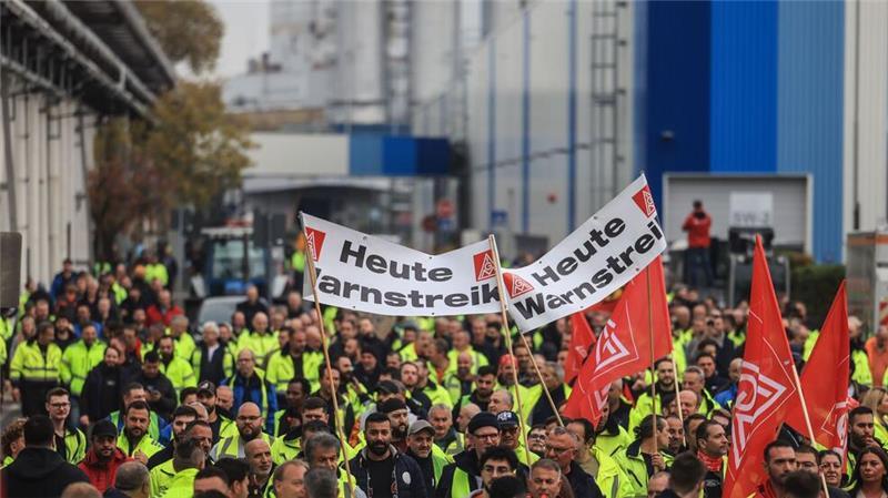 Kein Durchbruch: Metaller setzen Warnstreiks fort Sieben Prozent mehr Geld lautet die Forderung der IG Metall.