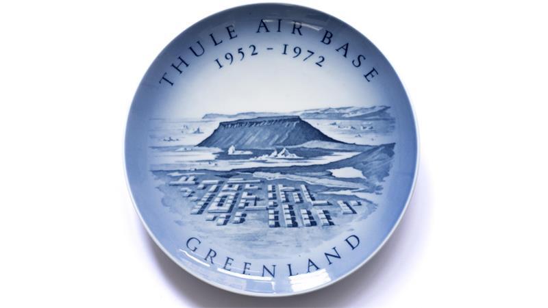 Sieben blau-weiße Sammelteller mit Grönland-Motiven hat Swaantje Güntzel für ihre Installation zerschossen.