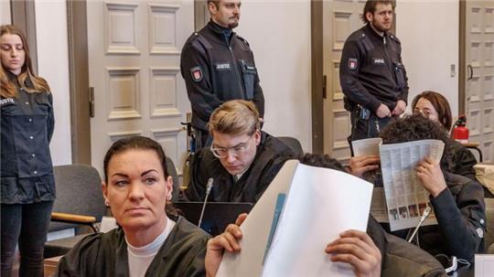 Sieben der zehn Angeklagten befinden sich in Untersuchungshaft.