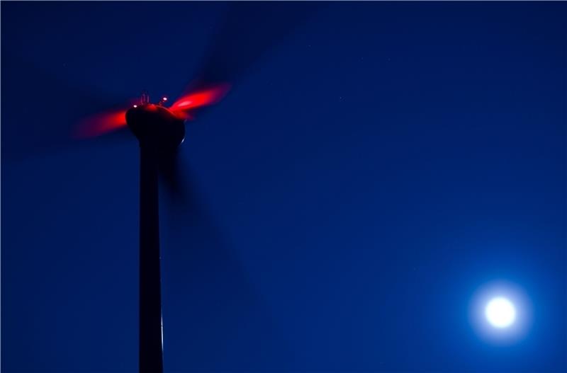 Sieben neue Windkraftanlagen in Oberndorf können erbaut werden. Ein Kritikpunkt der Anwohner war seinerzeit, die Befeuerung der über 180 Meter hohen Mühlen. Foto: dpa/Büttner