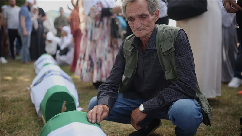Gedenktag für Opfer von Srebrenica – AfD-Eklat im Bundestag Sieben weitere identifizierte Opfer des Massakers von Srebrenica von 1995 werden am Internationalen Gedenktag beigesetzt.