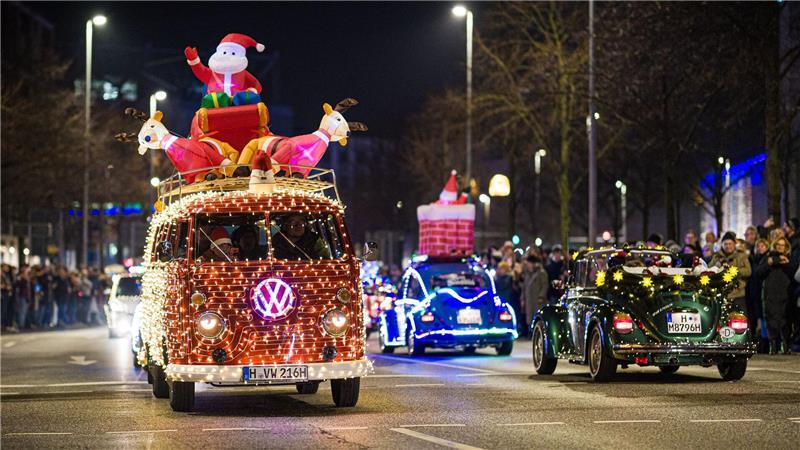 Siebte Twinkle Light Cruise: weihnachtlich geschmückte Fahrzeuge rollen durch Hannover
