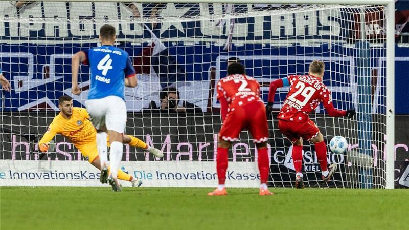 Siebtes Saisontor: Der Mainzer Jonathan Burkardt verwandelt den Handelfmeter sicher.