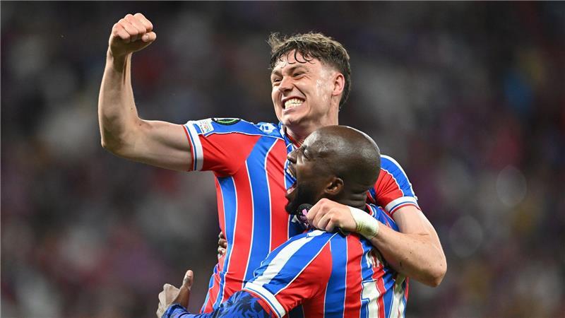 Option Bundesliga? Glasner und die Frage nach der Zukunft Sieg-Torschütze Jean-Philippe Mateta (r) feiert mit Jörgen Strand Larsen.