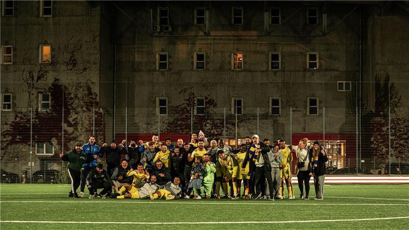 Sieg vor besonderer Kulisse: Der BSV feiert den Sieg gegen St. Pauli, im Hintergrund der bewachsene Bunker.