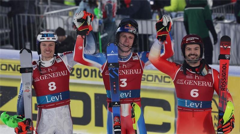 Slalom-Ass Straßer zum Start geschlagen - „Winter ist lang“ Sieger Clement Noel (Mitte) jubelt mit dem zweitplatzierten Henrik Kristoffersen (links) und Loic Meillard.