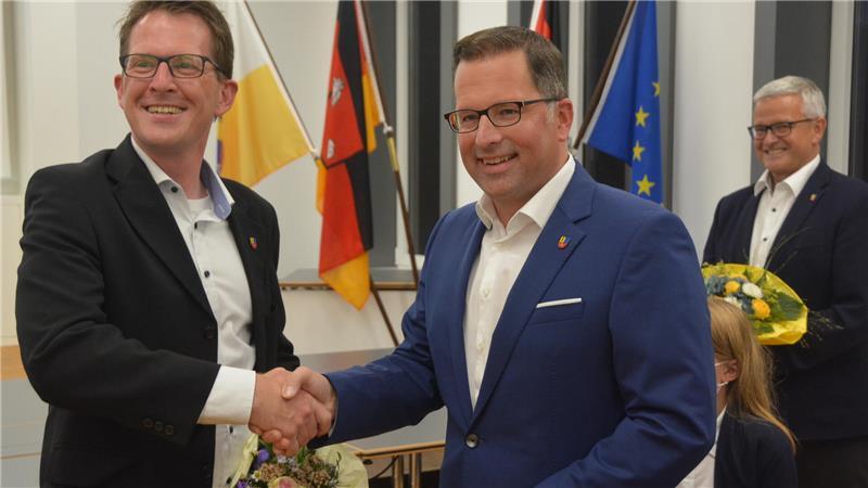 Landratswahl: Warum die SPD auf einen eigenen Kandidaten verzichtet Sieger Kai Seefried (rechts) und sein Herausforderer Björn Protze nach der Landratswahl 2021.
