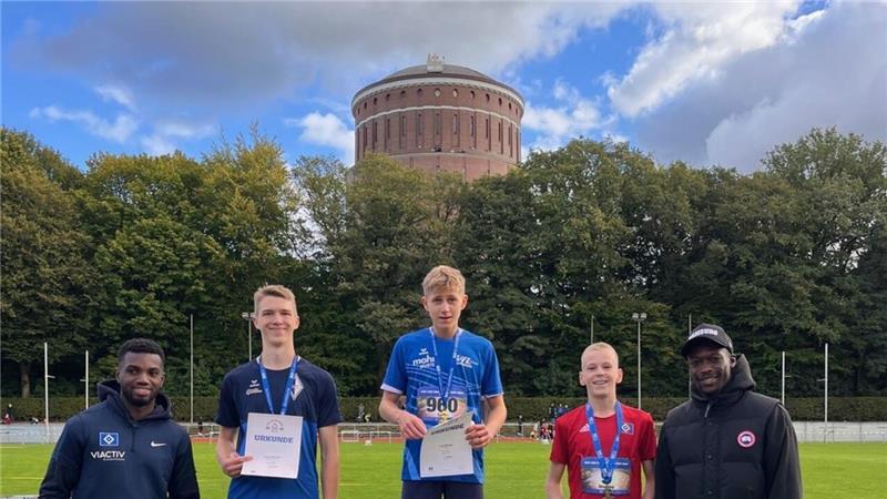 BSV-Talent bricht alten Rekord – Stader wird von Sprintstars geehrt Sieger Luis Herzig mit Sprint-Größen Owen Ansah und Lucas Ansah Peprah.