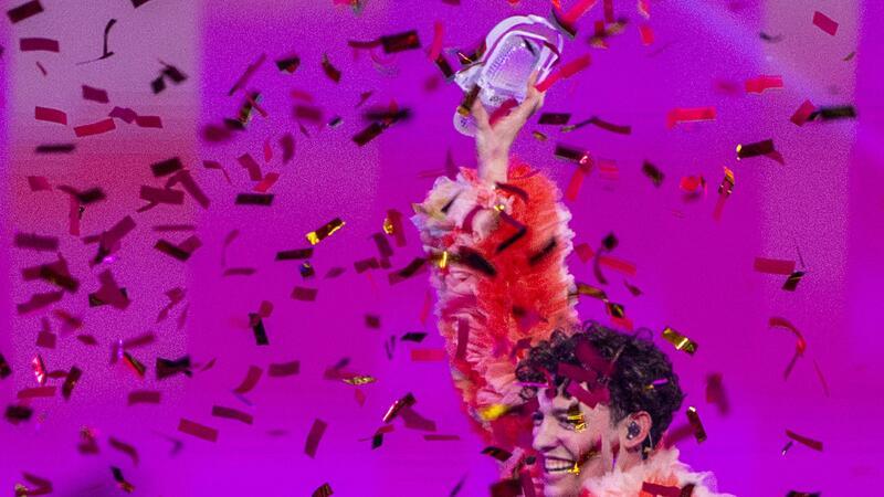 Nach Skandal-ESC von Malmö: Grand Prix vor Scherbenhaufen Sieger Nemo jubelt mit der zerbrochenen Trophäe - umgeben von Konfetti. Doch beim ESC ist lange nicht mehr alles Gold was glänzt.