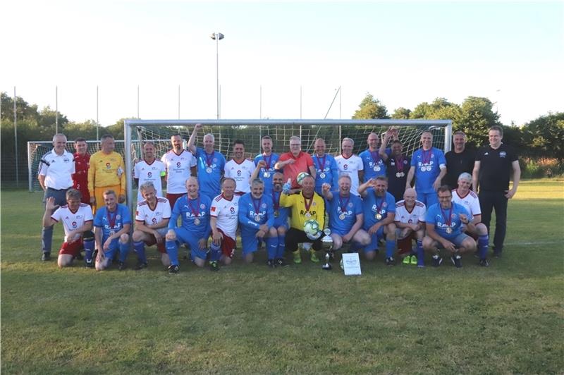 Ü50-Senioren von A/O fertigt VfL Güldenstern Stade mit 7:0 ab Sieger und Verlierer nach dem nachgeholten Ü 50-Pokalfinale in Hammah . Foto: Brunsch