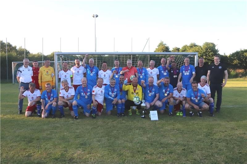 Sieger und Verlierer nach dem nachgeholten Ü 50-Pokalfinale in Hammah . Foto: Brunsch