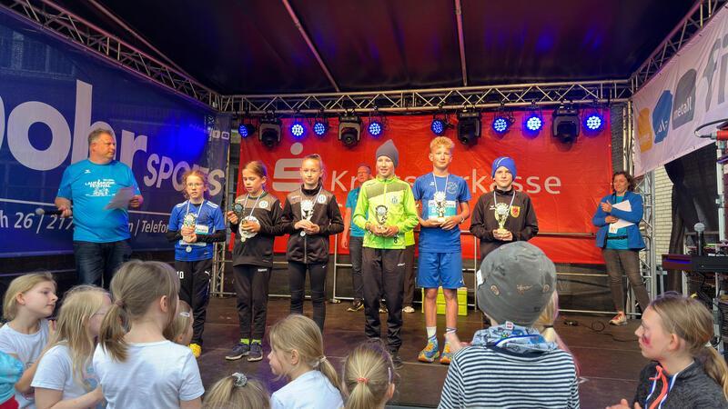 Mehr als 900 Läufer machen mit: Sport, Spaß und Musik in Harsefeld Siegerehrung der Kinder beim Lauf- und Musikfestival.