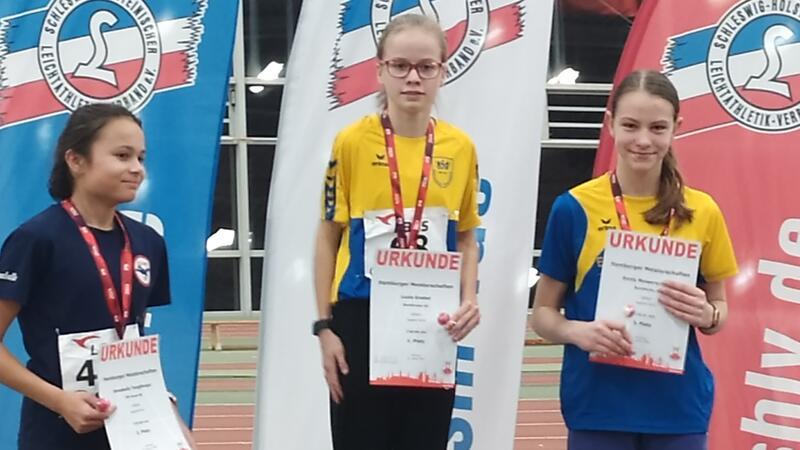 Siegerehrung des 2000-Meter-Laufes der Altersklasse W14: Luzie Knebel (Mitte) wurde Siegerin, Emily Messerschmidt (rechts) Dritte.