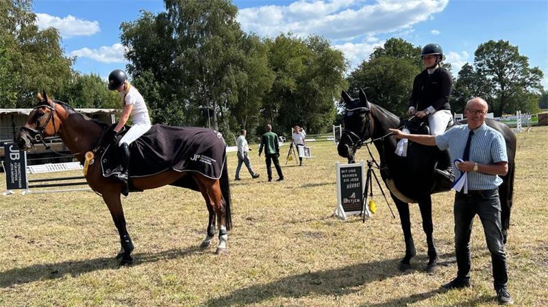 Alle packen an: Wie Bokel das Reitturnier als großes Dorffest feiert Siegerehrung im L-Springen: Die goldene Schleife ging an Nikola Meier.