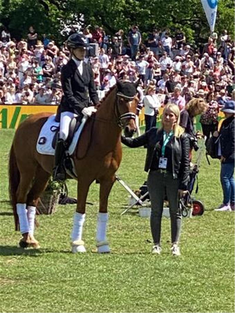 Emily und Carlo: Mit Geduld, Training und Talent zum Vize-Derbysieg Siegerehrung vor großer Kulisse. Emily mit Carlo und Britta Schirrmacher beim Hamburger Derby. Beim Deutschen Pony-Dressur-Derby erreichte die 14-jährige Emily Schirrmacher den zweiten Platz.