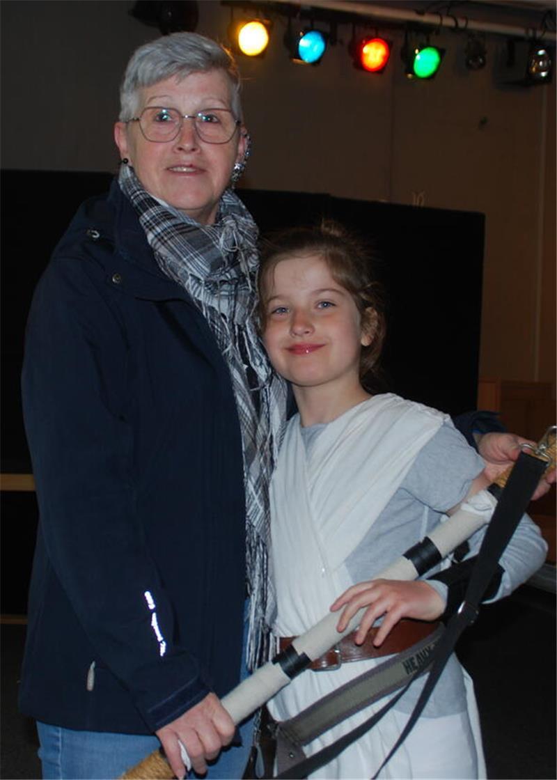 Siegerin Aaliyah mit ihrer Oma Regina Dünnebeil.