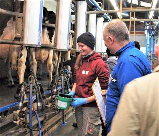 Siegerin Gesa Rademacher und Richter Frank Cordes aus Reeßum beim Bezirksmelkwettbewerb Bremervörde 2023. Foto: Thea Harberts