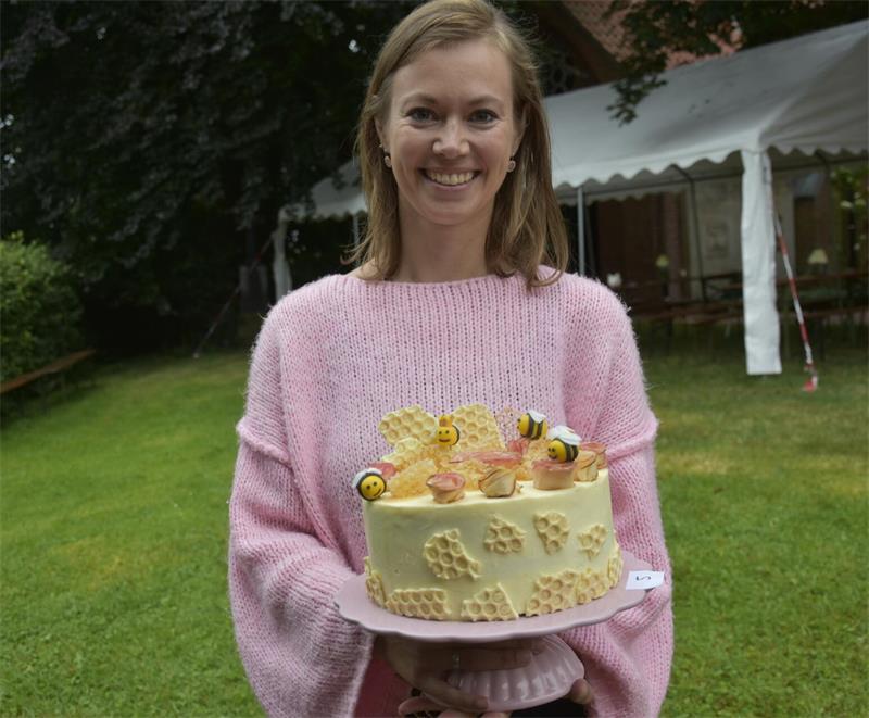 Das große Backen in Borstel: Eine Bienentorte ist die Siegerin Siegerin Janin Mahler (35) mit ihrer „Bienentorte".