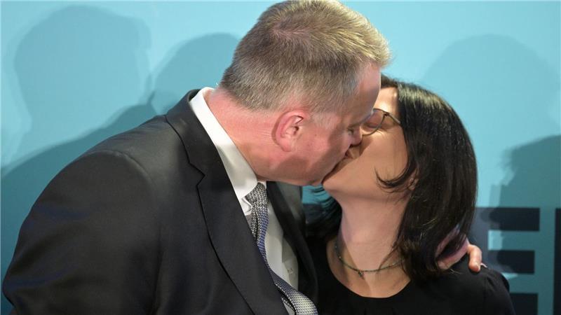 Siegerkuss für Gordon Schnieder bei der CDU-Wahlparty in Mainz.