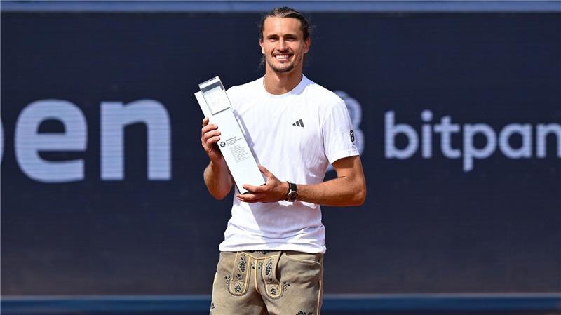 Geburtstagskind Zverev siegt in München - „Beste Woche“ Siegerpose mit Lederhose: Alexander Zverev gewinnt in München.
