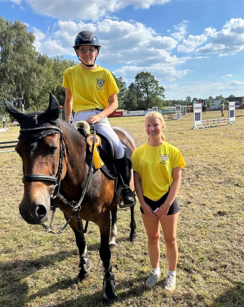 Alle packen an: Wie Bokel das Reitturnier als großes Dorffest feiert Siegerteam im Jump and Run: Juna Wystub auf Viva la Vida und Partnerin Lene Viebrock vom Team „1. FC Klappstuhl“.