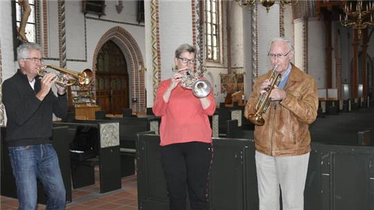 Siegfried Breitkreuz, Dörte Bischoff und Hans-Joachim Heinrich proben für das Festkonzert am Sonntag.