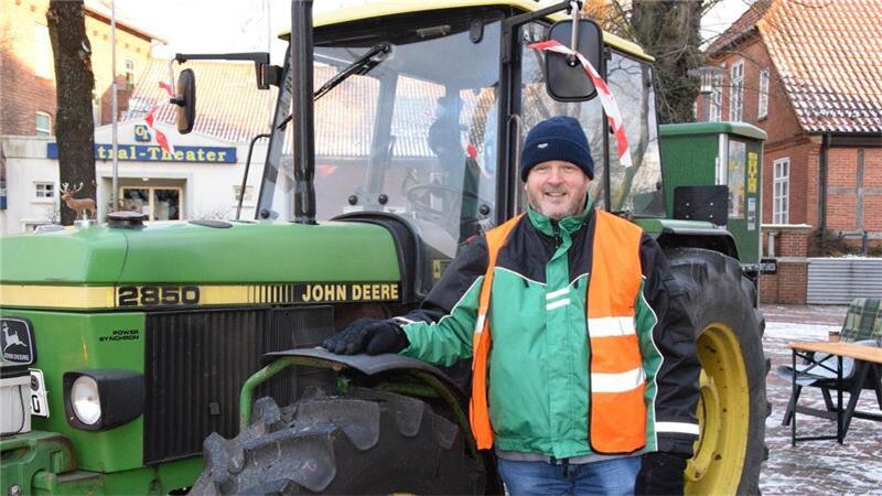 Warum sich ein Industrie-Angestellter aus Ahlerstedt mit Bauern solidarisiert Siegfried Brunkhorst steht mit seinem Trecker mitten in Zeven auf dem Platz vor dem Kino, um mit Bürgern ins Gespräch zu kommen.