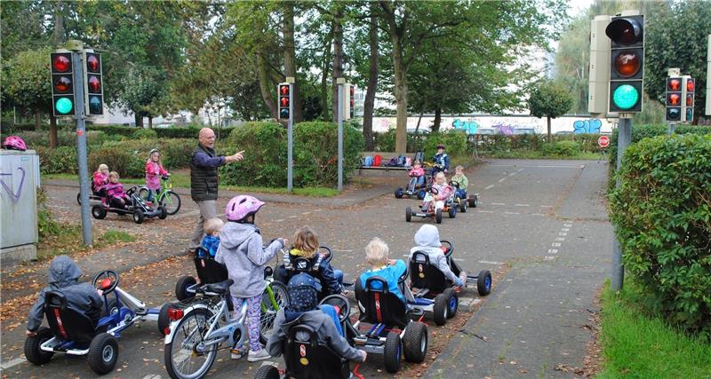 Siegfried Häußler erklärt die Verkehrsregeln auf dem Platz. Foto Vasel