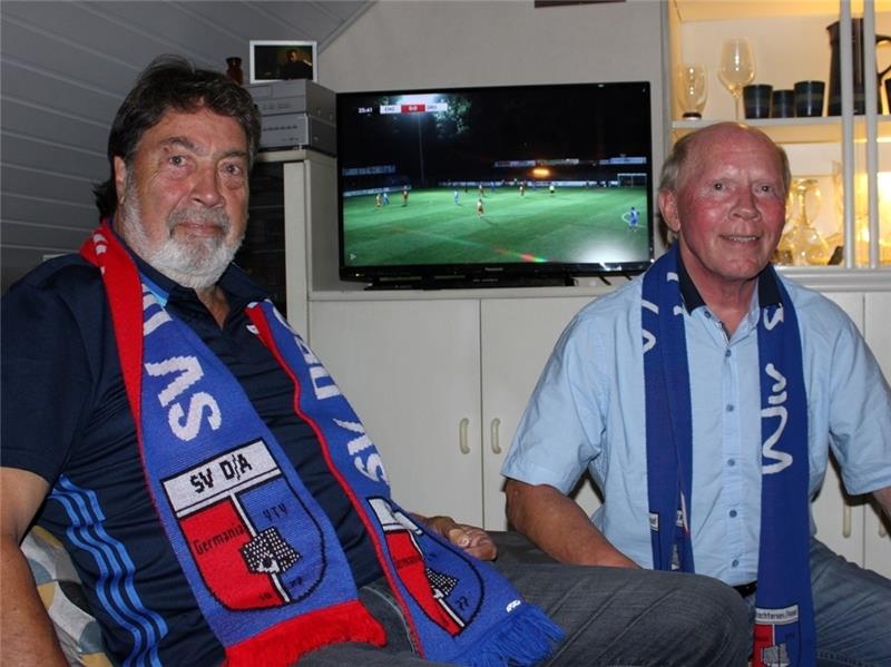 Siegfried Kreit (links) und Heino Schildt sind seit 2008, als die Tribüne ins Kehdinger Stadion kam, Dauerkartenbesitzer. Eigentlich sind die D/A-Fans auch bei Auswärtsspielen dabei. Aber in Corona-Zeiten mit begrenzten Zuschauerzahlen müs