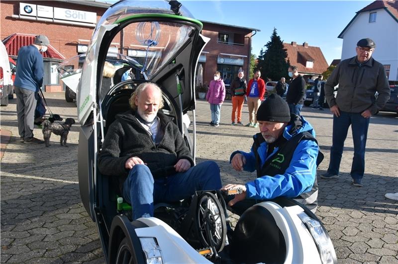 200 Probefahrten im Kabinenroller in Jork Siegfried Müller lässt sich von Mitarbeiter Ralf Lewien die richtige Handhabung des Modells „Frika“ erklären.