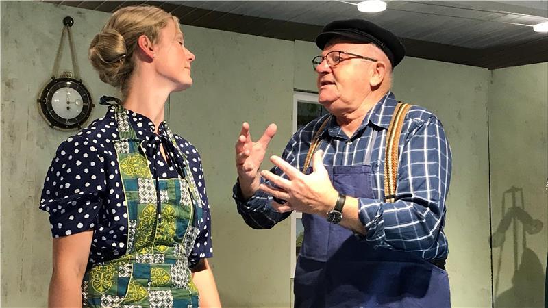 Moorer Speeldeel: „Siggi“ von der Heide spielt sein letztes Stück Siegfried von der Heide spielt den Tischlermeister Fink und steht mit diesem Stück das letzte Mal auf der Bühne. Dominique Wilkens gibt als Nachbarin des Tischlers ihr Debüt bei der Moorer Speeldeel.