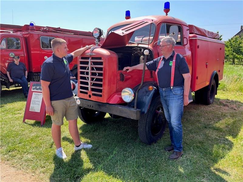 Dieser Oldtimer war bei einer der größten Brandkatastrophen Deutschlands im Einsatz Sieghard Deierling reiste mit seinem Enkel Jeremy Bergel und einem Tanklöschfahrzeug von Borgward (1961) an. Es war beim Moorbrand 1975 im Einsatz. Fotos: Vasel