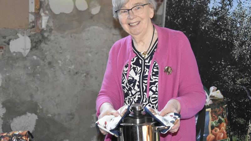 Sieglinde von Johnn führt vor, wie ihre Topflappen funktionieren.