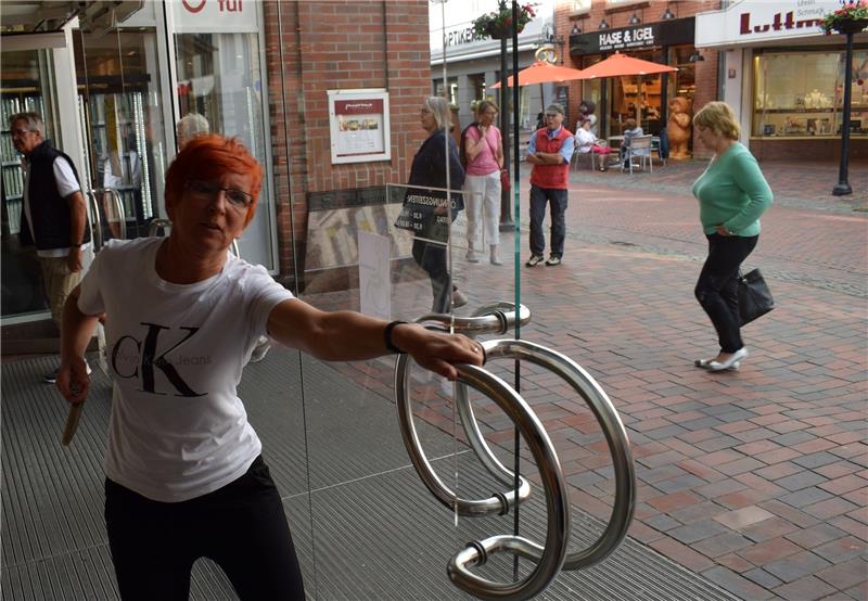 Siegrid Wichern öffnet um 9.30 Uhr die Haupteingangstür zur Langen Straße hin.