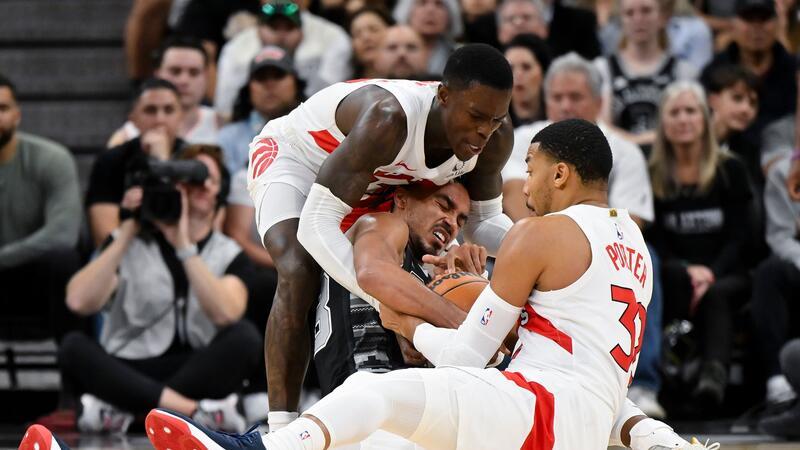 Schröder führt Raptors zu Comeback-Sieg gegen Spurs Siegte mit den Raptors gegen die San Antonio Spurs: Dennis Schröder (l).