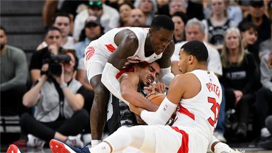 Siegte mit den Raptors gegen die San Antonio Spurs: Dennis Schröder (l).
