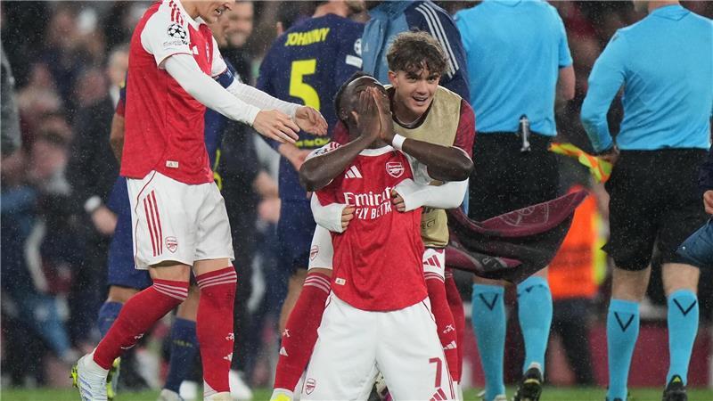 Siegtorschütze Bukayo Saka sackte nach dem Abpfiff überglücklich zusammen.