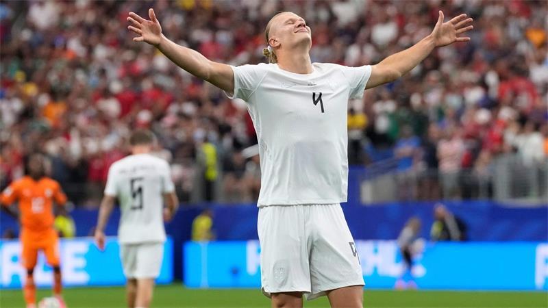 Haaland mit Wikinger-Helm: Norwegen im WM-Achtelfinale Siegtorschütze für Norwegen: Stürmerstar Erling Haaland.