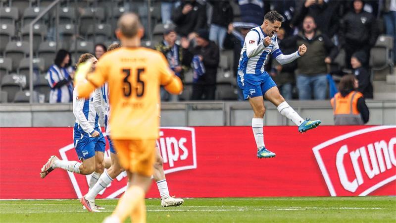 Siegtreffer in der Nachspielzeit: Brekalo (M) sorgt für den Hertha-Sieg. 
