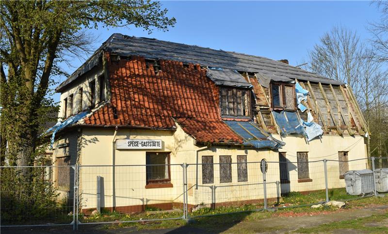 Sieht aus, als wenn es inzwischen durchregnet: Die frühere Gaststätte „Alte Waage" nahe dem Bahnhof in Geestenseth gammelt seit Jahren vor sich hin. Foto: Hansen