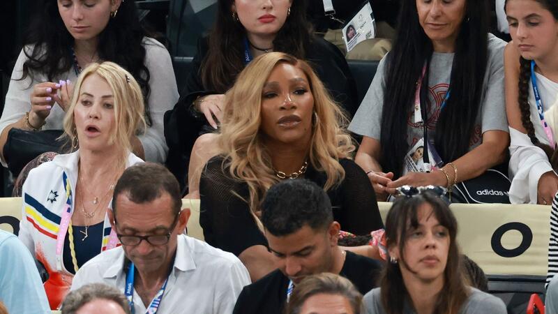 Team-Gold: Turnstar Biles begeistert bei fünftem Olympiasieg Sieht den US-Turnerinnen zu: Tennis-Ikone Serena Williams.