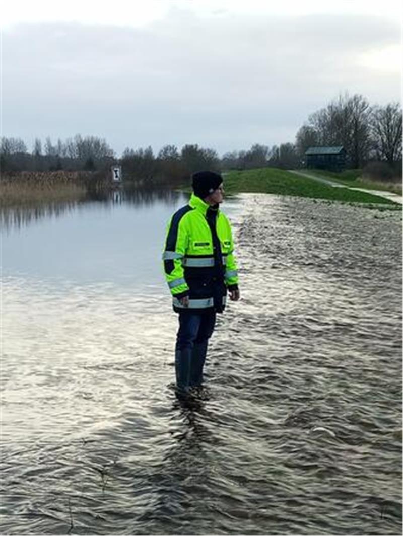 Sieht dramatisch aus, ist aber gewollt: Wasser strömt über den Deich - der Überlauf der Oste beim Polder Fresenburg.
