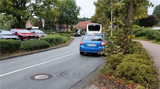 Sieht eng aus – ist es auch. Auf der Alten Dorfstraße passen Lieferwagen und KVG-Bus kaum aneinander vorbei.