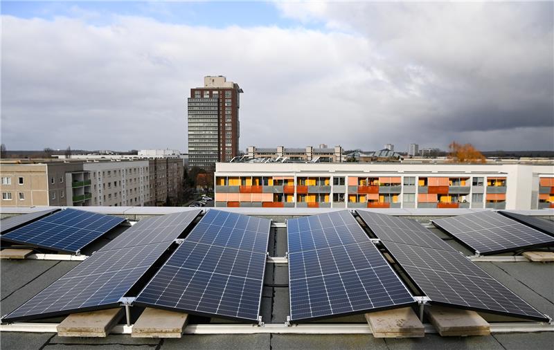 Sieht man eher selten: Solaranlagen auf dem Dach von Wohnungseigentümergemeinschaften. Foto: Jens Kalaene/dpa-Zentralbild/dpa-tmn