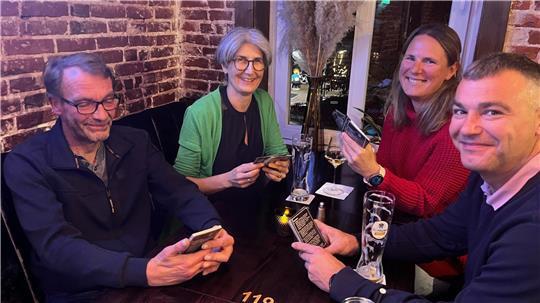 Sieht nach Spaß aus, ist aber strategisches Training: Götz und Evelin Wadephul, Coco Schäfer und Stefan Scholz bei der Vorbereitung auf das TAGEBLATT-Städtequiz.