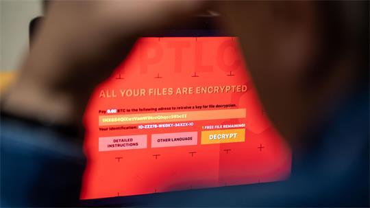 Sieht nicht gut aus: Wer etwa viele Vermögenswerte online verwaltet oder für wen ein Cyberangriff existenzbedrohend sein könnte, für den ist eine Extra-Absicherung noch am ehesten sinnvoll, sagen Experten.