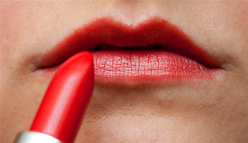 Sieht schick aus, kann aber bedenkliche Inhaltsstoffe enthalten: roter Lippenstift. Foto: Andrea Warnecke/dpa-tmn