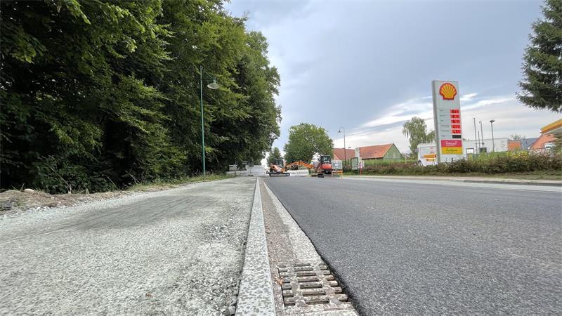 Schlechter Untergrund bremst L124-Sanierung in Harsefeld Sieht schon fertig aus: Die L124 in Harsefeld.