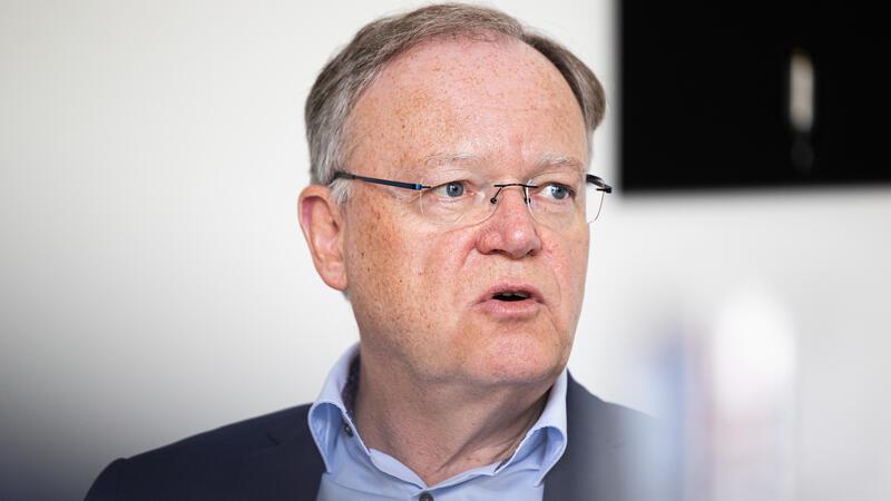 Gehaltserhöhung für enge Mitarbeiterin: Steuerwächter kritisieren Weil Sieht sich Vorwürfen des Bundes der Steuerzahler ausgesetzt: Niedersachsens Ministerpräsident Stephan Weil (SPD). Es geht um eine Gehaltserhöhung für eine enge Mitarbeiterin.